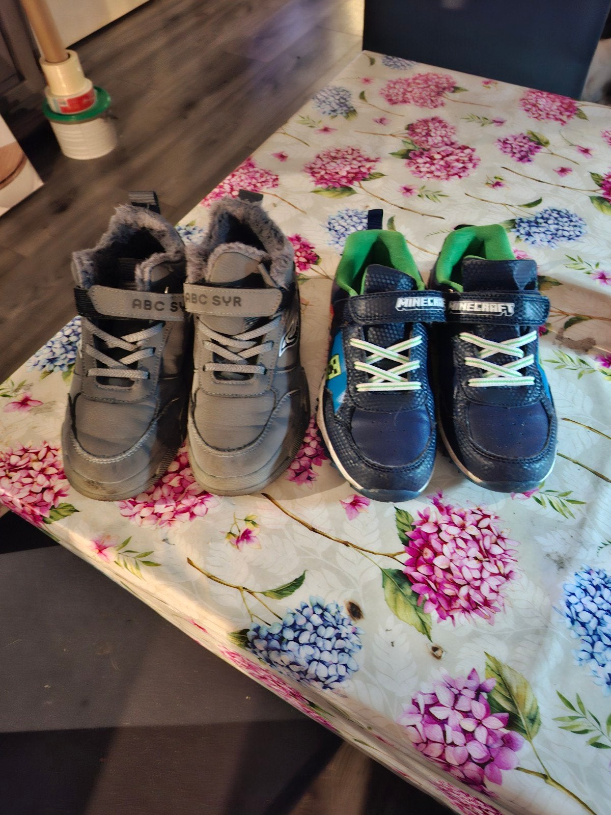 2 paar jongens schoenen m35, Ophalen, Schoenen, Zo goed als nieuw, Jongen