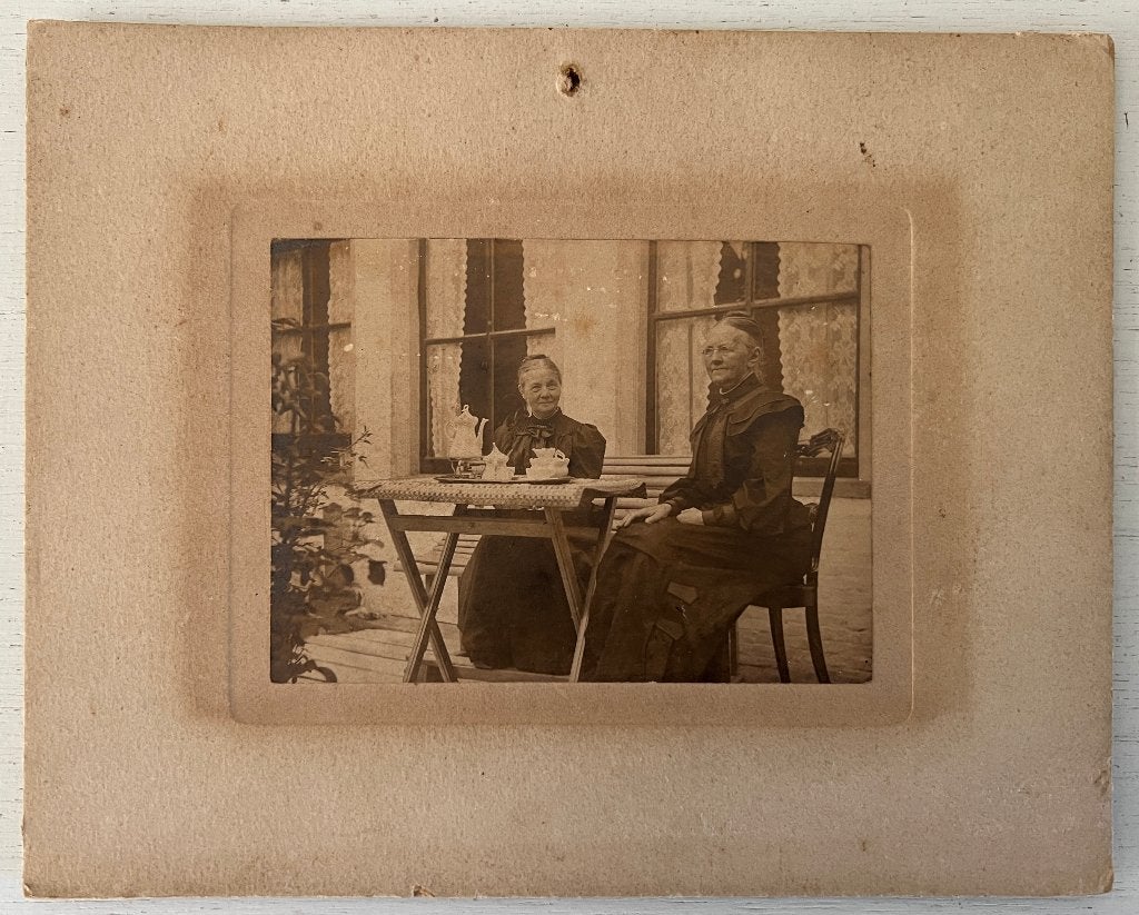Oude foto 2 dames Braaksma Heerenveen Ca.1910 modistes, Ophalen of Verzenden, Voor 1940, Gebruikt, Overige onderwerpen