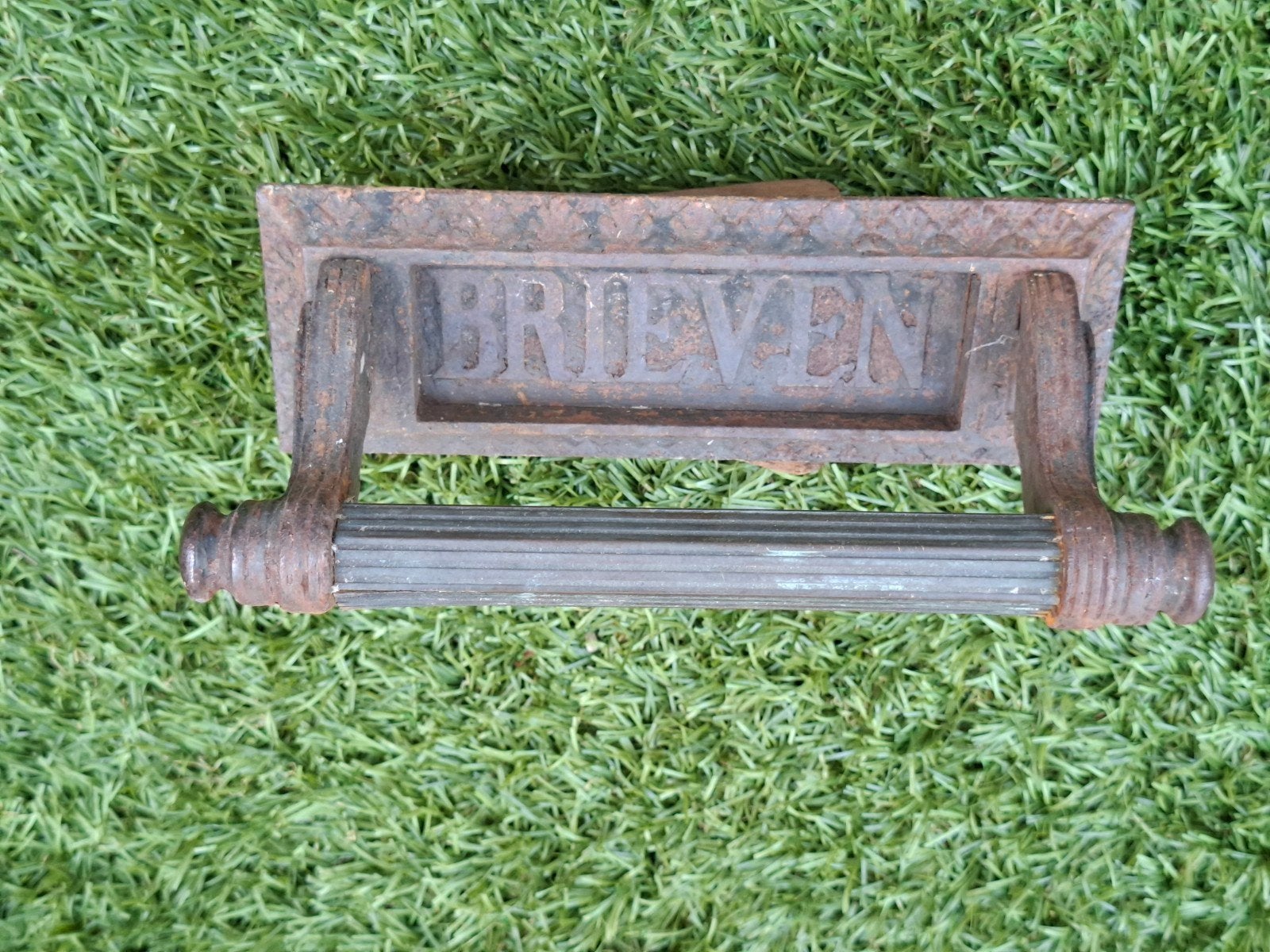 Antieke gietijzeren brievenbusklep 'BRIEVEN', Tuin en Terras, Ophalen of Verzenden, Gebruikt, IJzer, Brievenbusklep