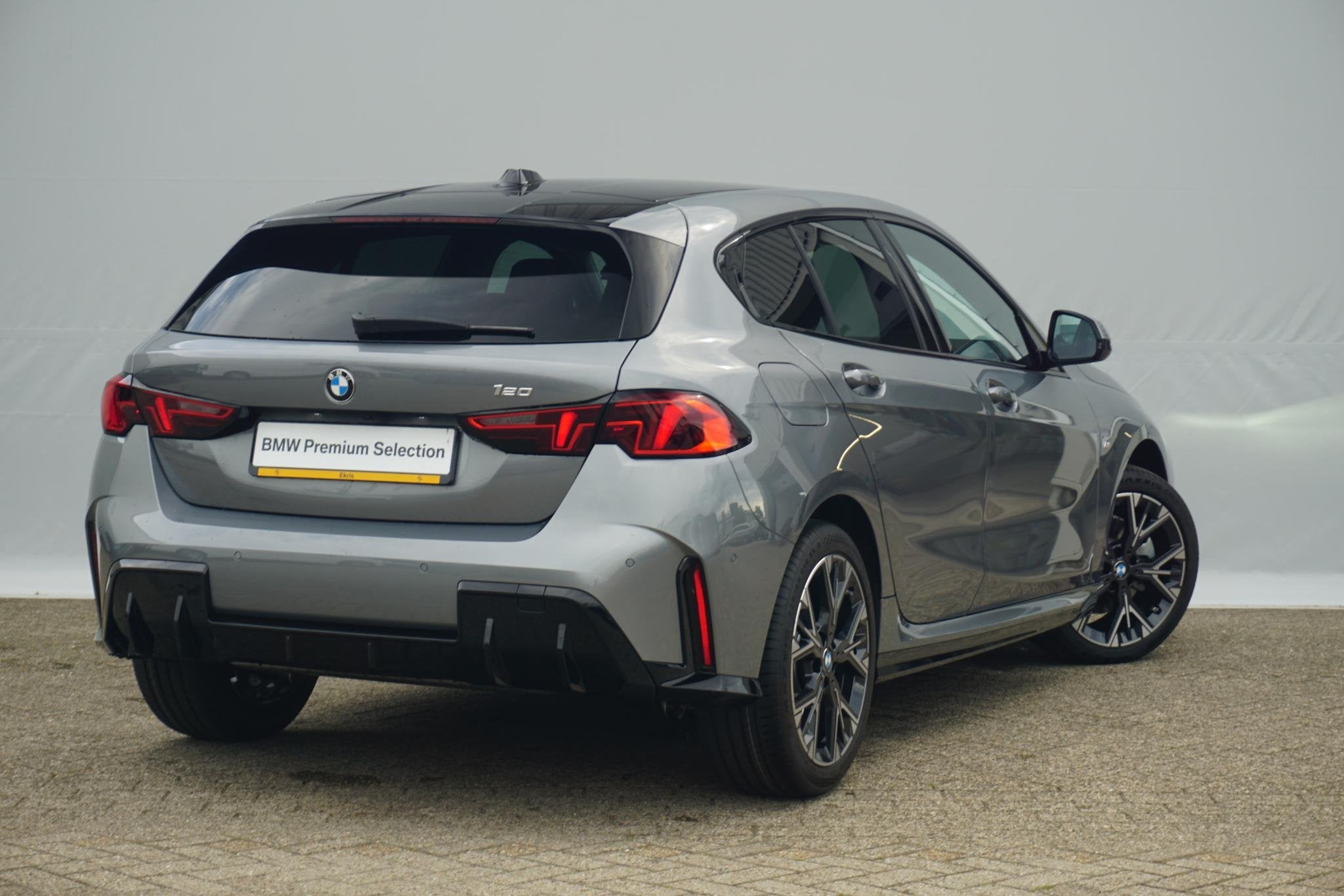BMW 1 Serie 5-deurs 120 M Sport Design 18'' / Voorstoelen ve, Auto's, Stof, Euro 6, Met garantie (alle), Origineel Nederlands