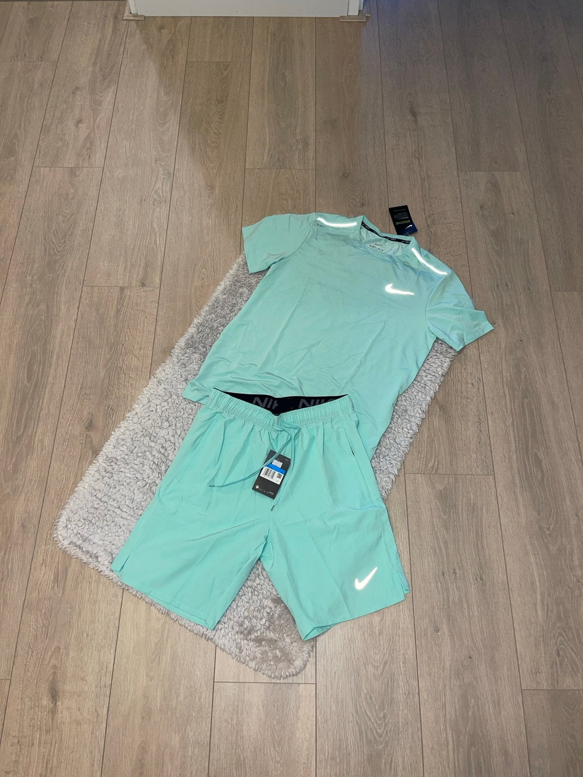 Nike Sportset - T-shirt en korte broek, Fitness, Maat 48/50 (M), Nieuw, Ophalen of Verzenden