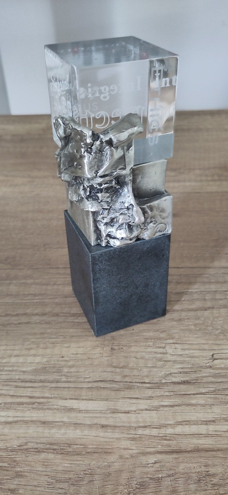 Abstracte sculptuur met 'Integrity Respect' in glas, Ophalen, Glas, Minder dan 20 cm, Op sokkel