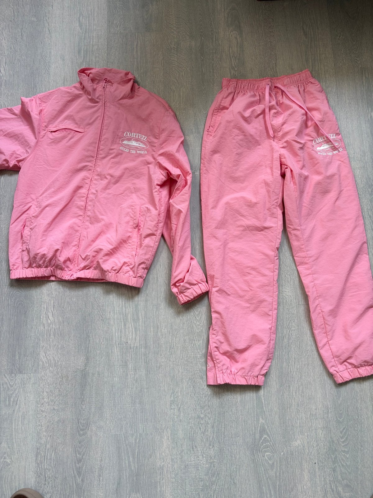 Corteiz Rules the World Trainingspak Roze XS - Lichte Vlek, Ophalen of Verzenden, Gedragen, Maat 46 (S) of kleiner, Roze