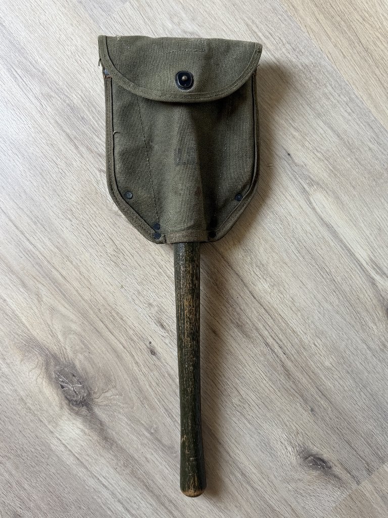 WO2 U.S. Folding Shovel M-1943 (M43 Entrenching Tool), Verzamelen, Ophalen of Verzenden, Amerika, Boek of Tijdschrift