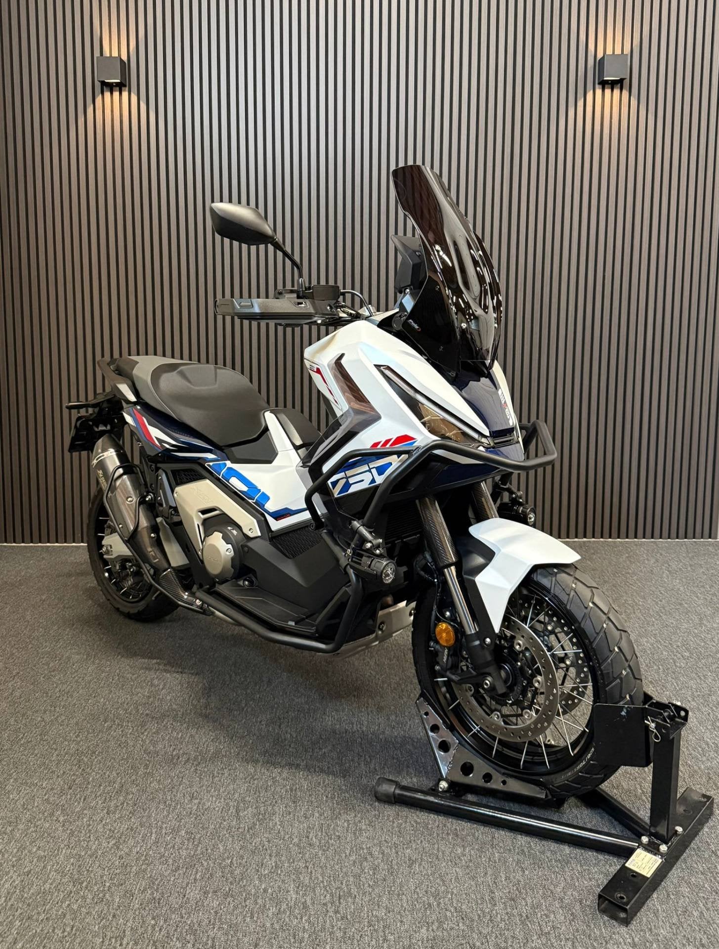 Honda X-ADV 750 SPECIAL EDITION AKRAPOVIC-BEUGELS-CARPLAY-20, Kolen Motors, Broekhovenseweg 130-2
5021LJ  TILBURG, NL, Bedrijf