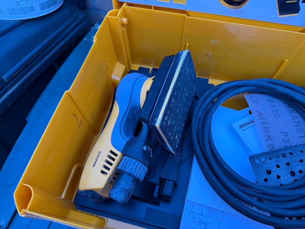 Mirka Deos vlakschuurmachine, Ophalen of Verzenden, Zo goed als nieuw, Minder dan 600 watt, Vlakschuurmachine