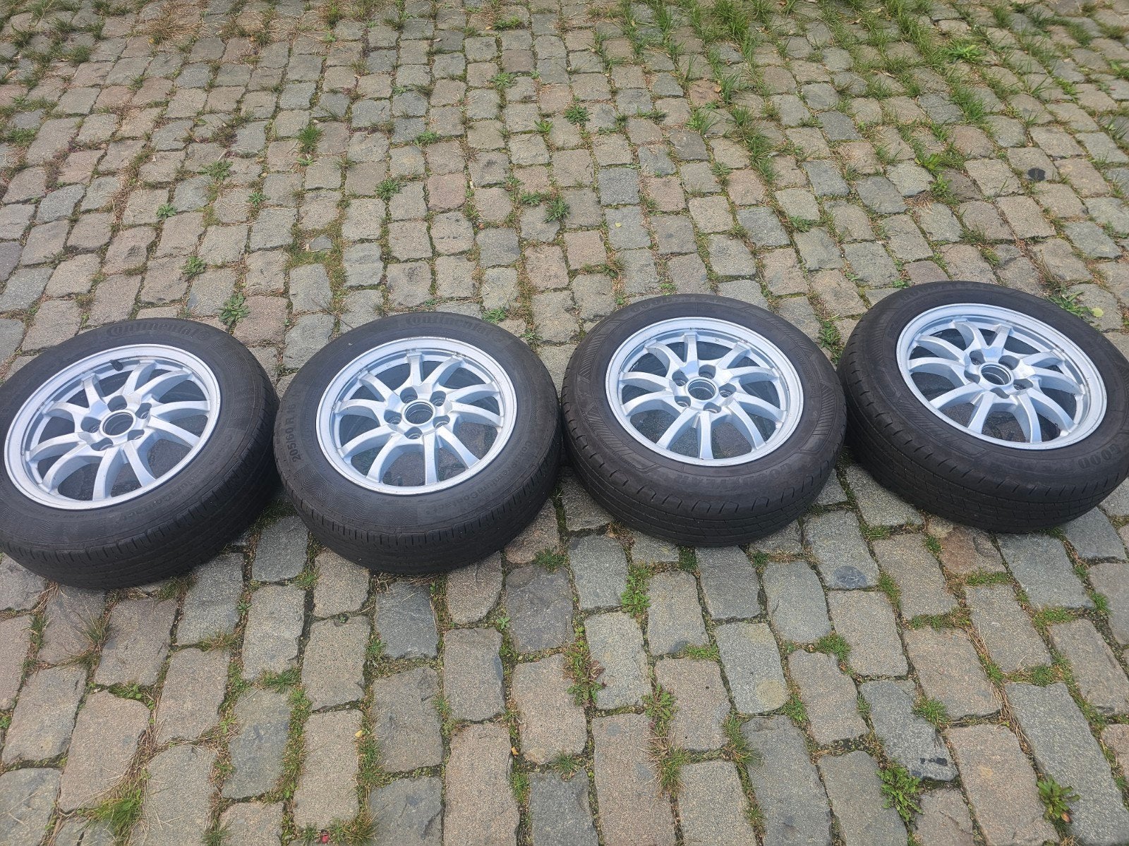 Set van 4 banden met velgen 205/60 R1   vaste prijs €150, Ophalen, Gebruikt, 15 inch, Banden en Velgen