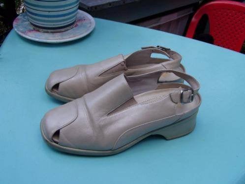 Helioform ecru leren schoenen, maat 37,5 met hielbandje, Beige, Helioform, Gedragen, Sandalen of Muiltjes
