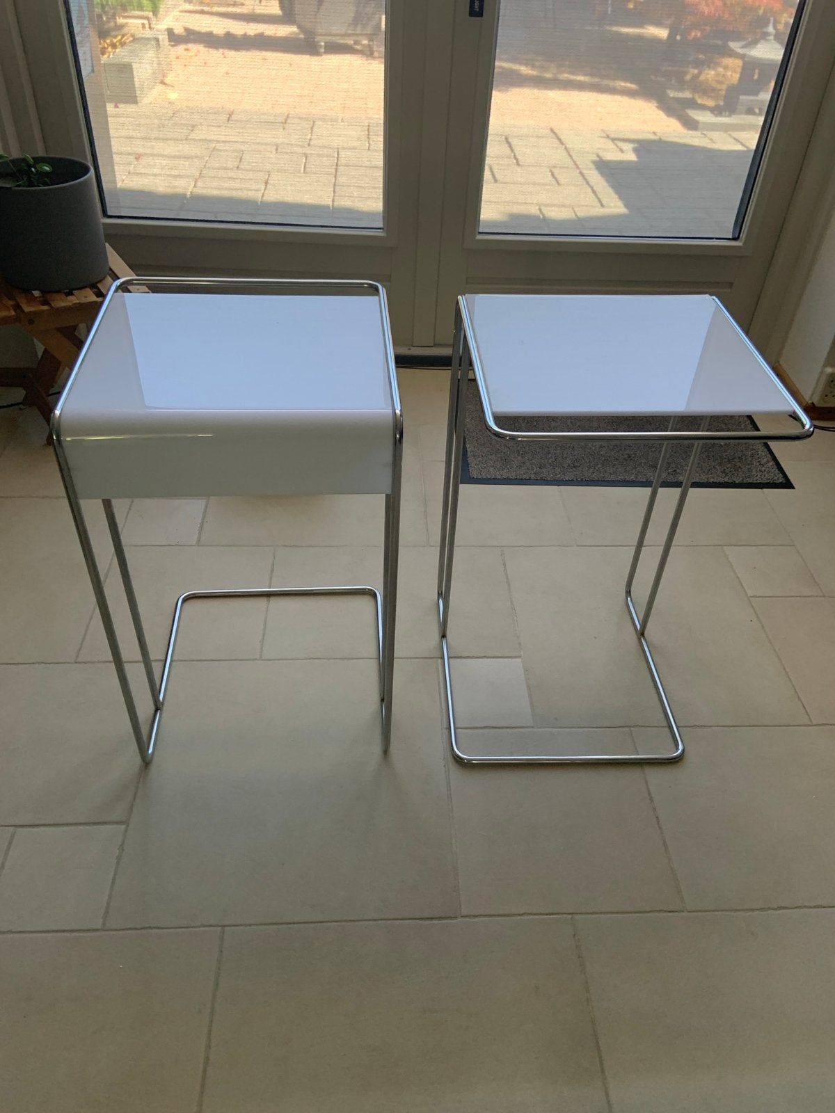 Set van 2 moderne bijzettafels met chroom en wit blad, Ophalen, Minder dan 55 cm, Gebruikt, Metaal of Aluminium