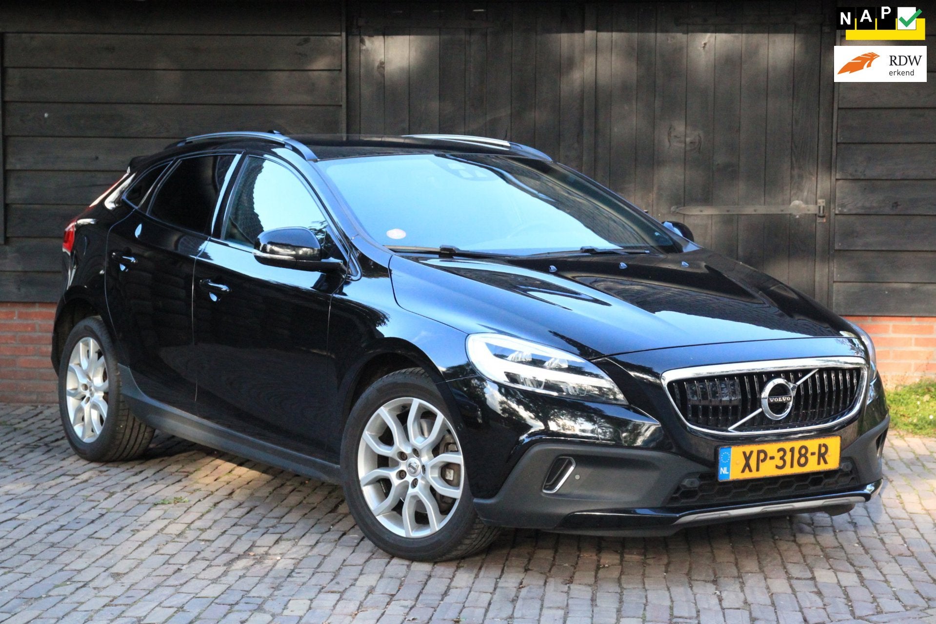 Volvo V40 Cross Country 1.5 T3 Polar+ Luxury Panorama/Camera, Dealer onderhouden, 4 cilinders, 700 kg, Zwart