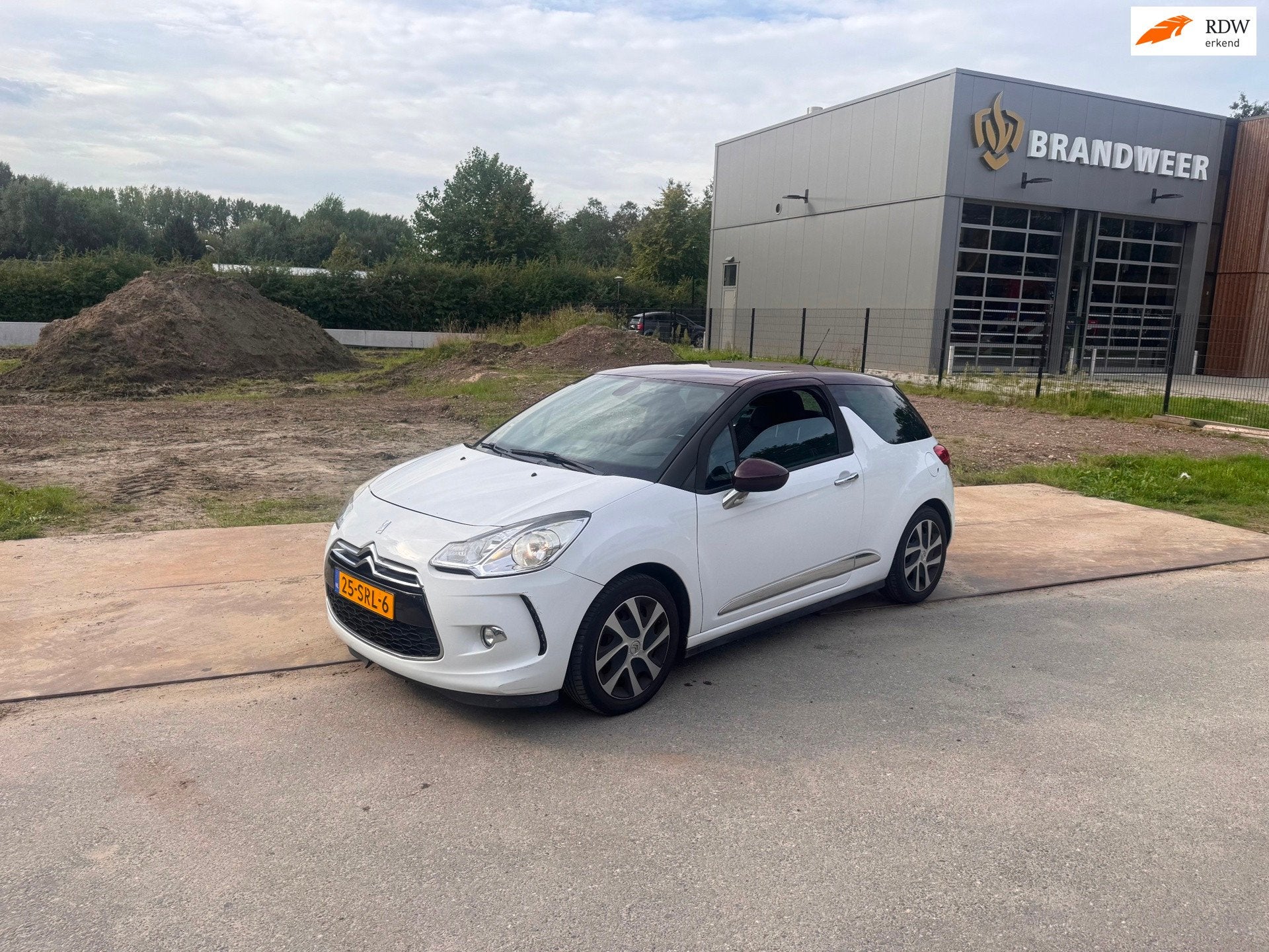 Citroen DS3 1.6 e-HDi So Chic Navi.Clima.Leder, Voorwielaandrijving, Euro 5, 28 km/l, Gebruikt