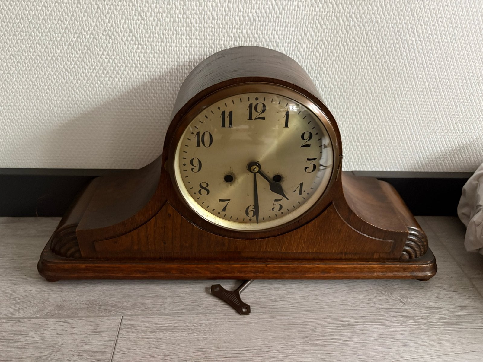Antieke houten schoorsteenklok met sleutel, Antiek en Kunst, Ophalen of Verzenden