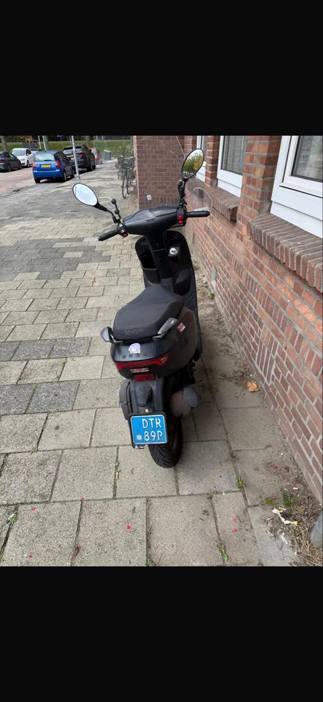 Zwarte AGM scooter - Betrouwbaar en zuinig, Fietsen en Brommers, Scooters | Overige merken, Gebruikt, Maximaal 45 km/u, Ophalen of Verzenden
