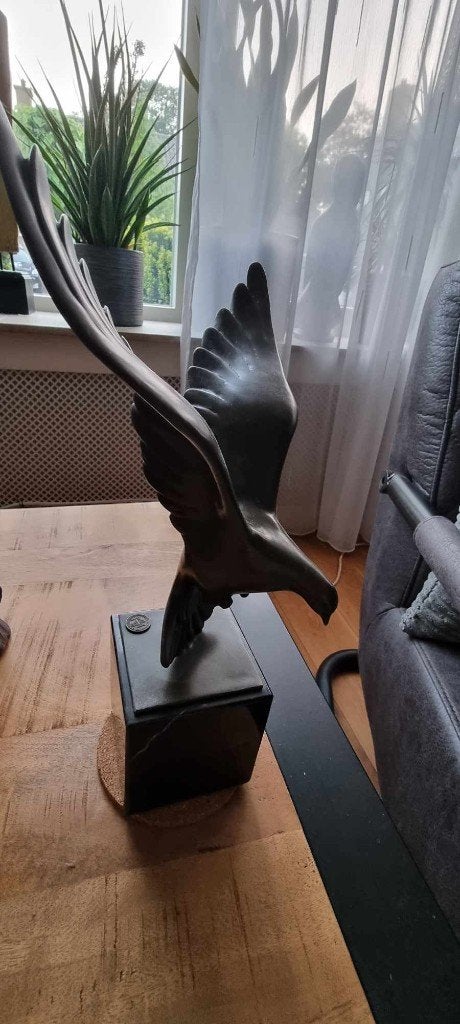Een duif in vogelvlucht - brons op marmeren voetstuk, Ophalen of Verzenden, Brons