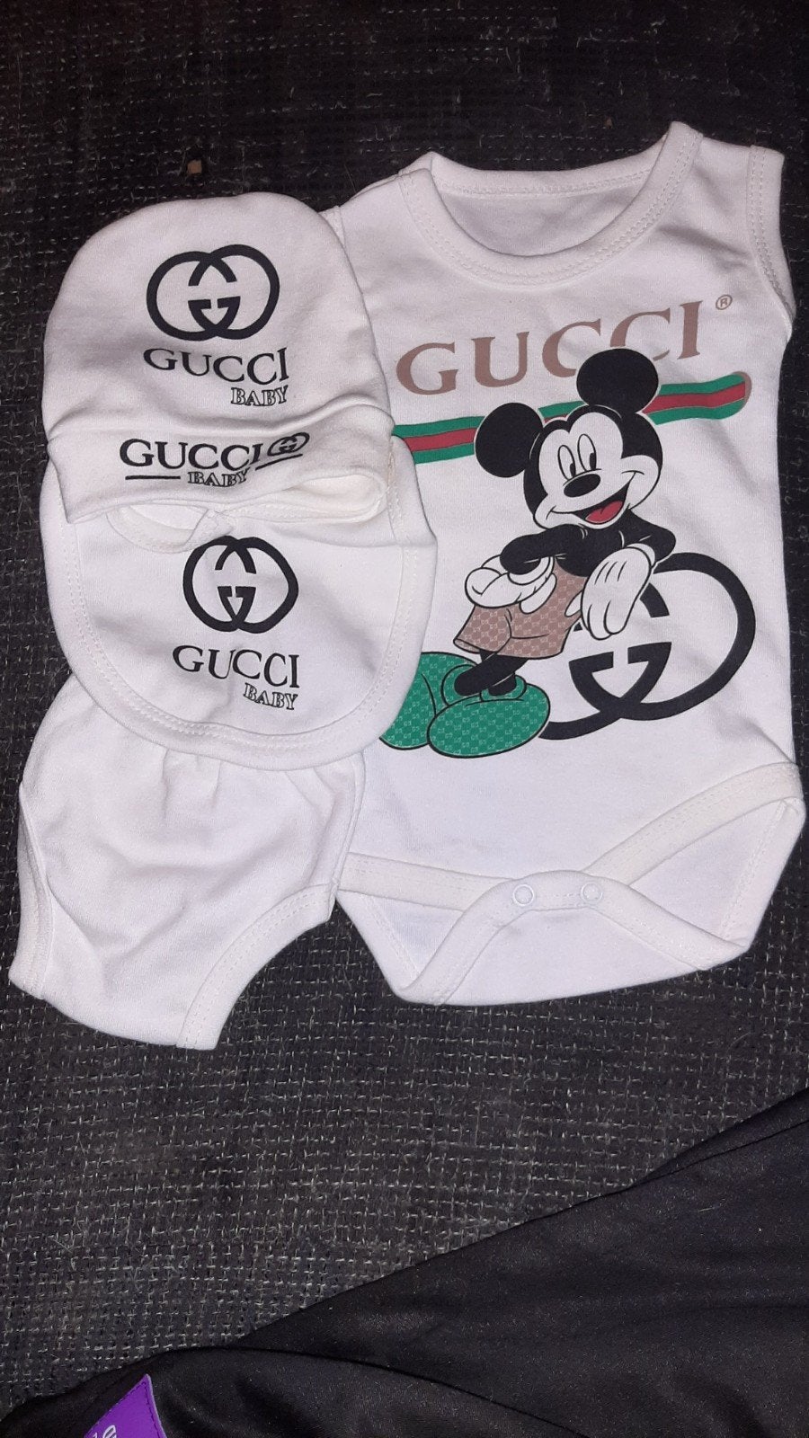 Gucci Baby Set - Muts, Slab en Romper met Mickey Mouse, Ophalen of Verzenden, Nieuw, Gucci, Jongetje of Meisje