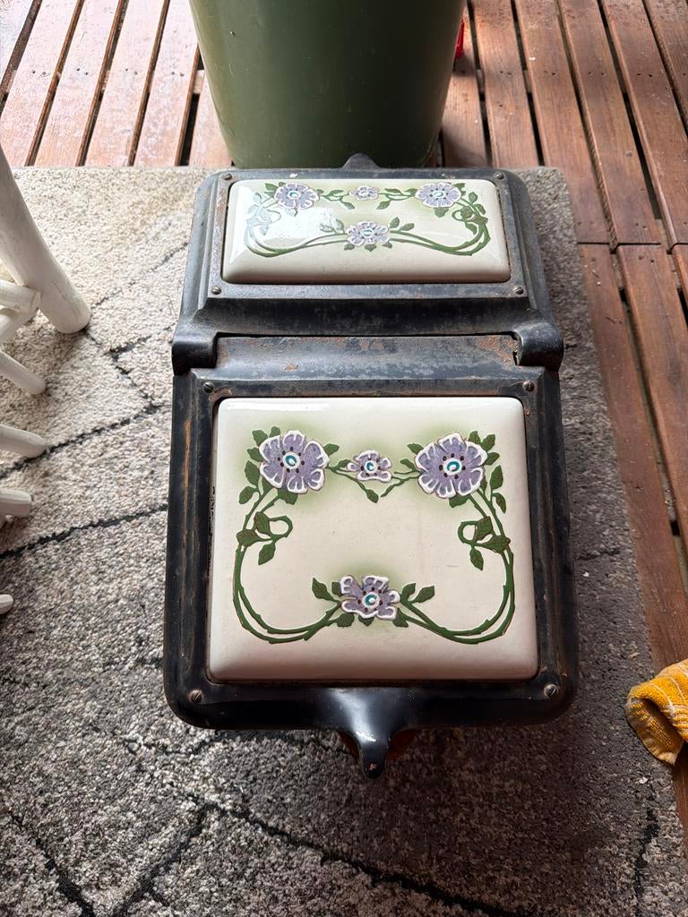 Oude kolenkit met bloemenpatroon, Ophalen