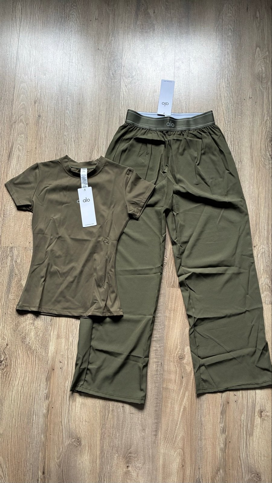 Alo Yoga set - T-shirt en broek in maat M, Ophalen of Verzenden, Nieuw, Maat 38/40 (M), Groen
