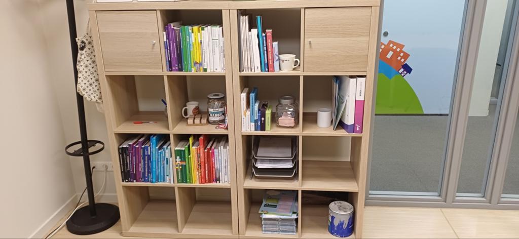 1x IKEA Kallax kast met deur inzet - Zo goed als nieuw, Ophalen, Met deur(en), Modern, functioneel, 100 tot 150 cm