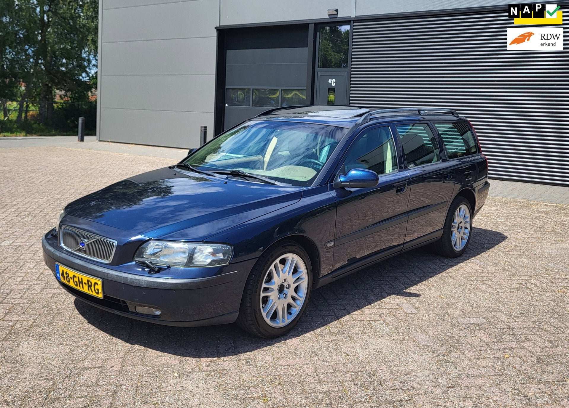 Volvo V70 2.3 T-5 Automaat,Schuifdak,Trekhaak,full option!, Auto's, Volvo, 1574 kg, Leder en Stof, 93 €/maand, Onderhoudsboekje