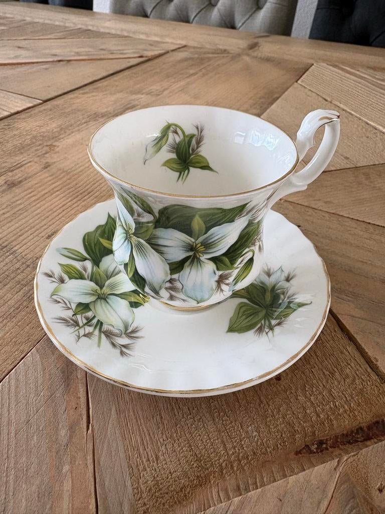 Royal Albert Trillium Kop en Schotel - Bone China, Verzamelen, Porselein, Kristal en Bestek, Ophalen