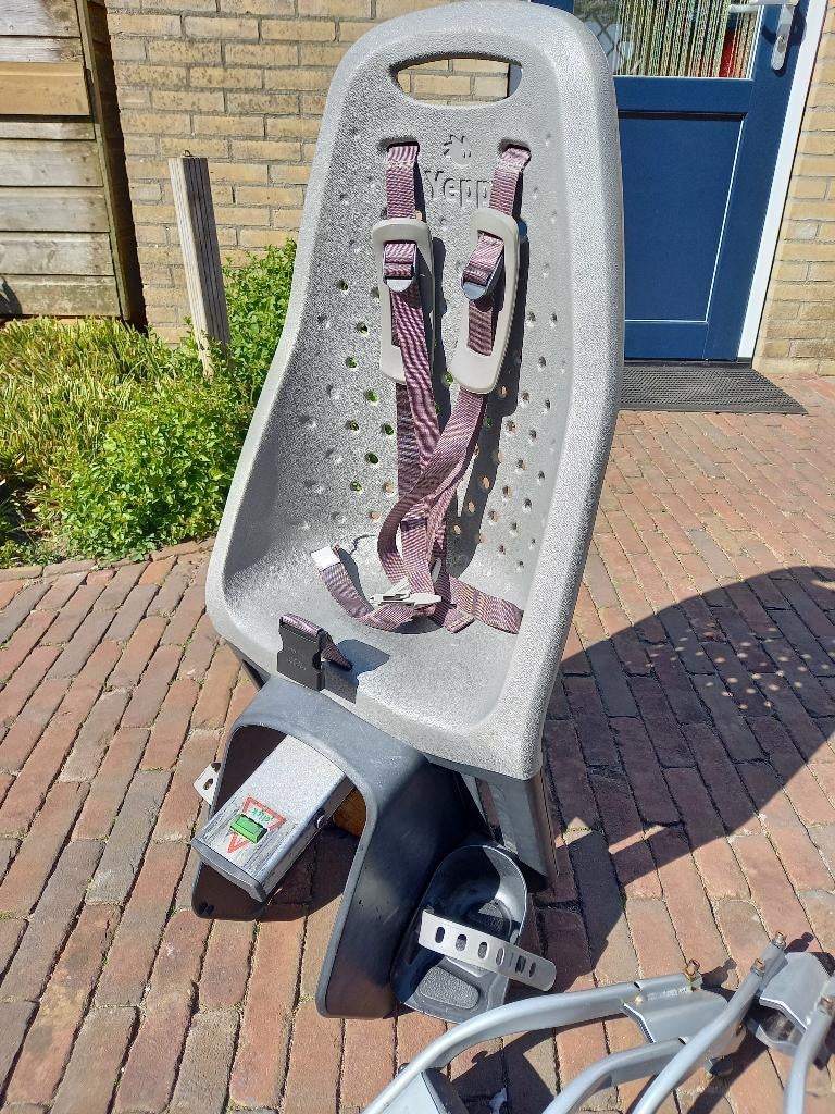 Fietsstoel (grijs) met (2) zadelbuis bevestiging, Fietsen en Brommers, Fietsaccessoires | Fietsstoeltjes, Ophalen, Achterzitje