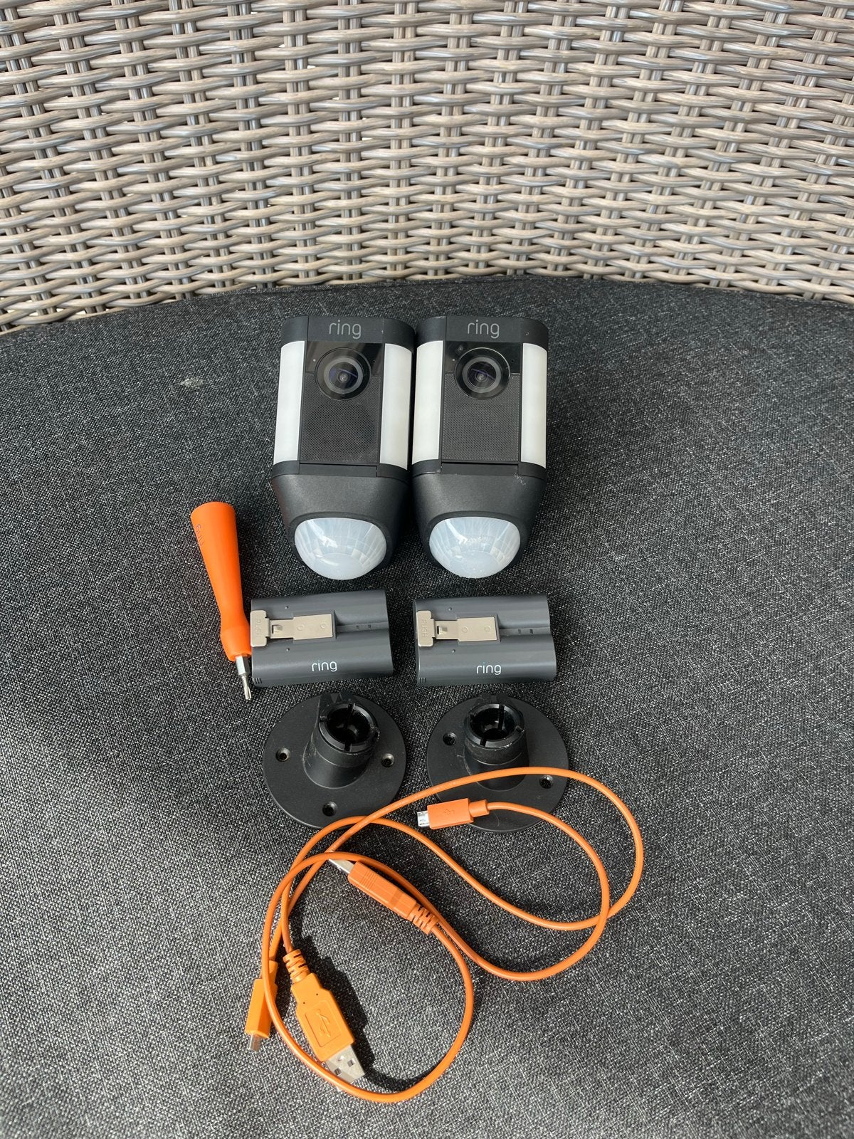 Ring Stick Up Cam Batterij (2 stuks) met accessoires, Audio, Tv en Foto, Ophalen, Gebruikt, Buitencamera