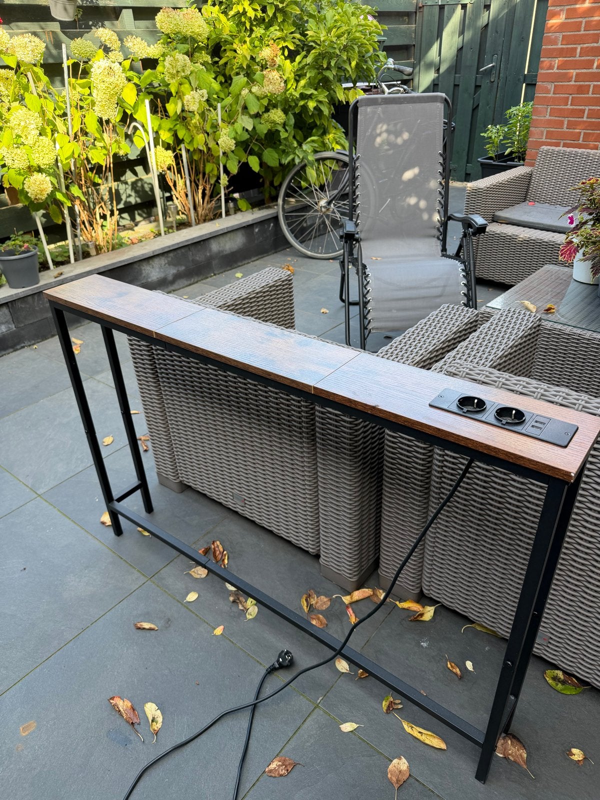 Sidetable met stopcontacten en USB-poorten, Tuin en Terras, Ophalen, Zo goed als nieuw, Rechthoekig, Hout