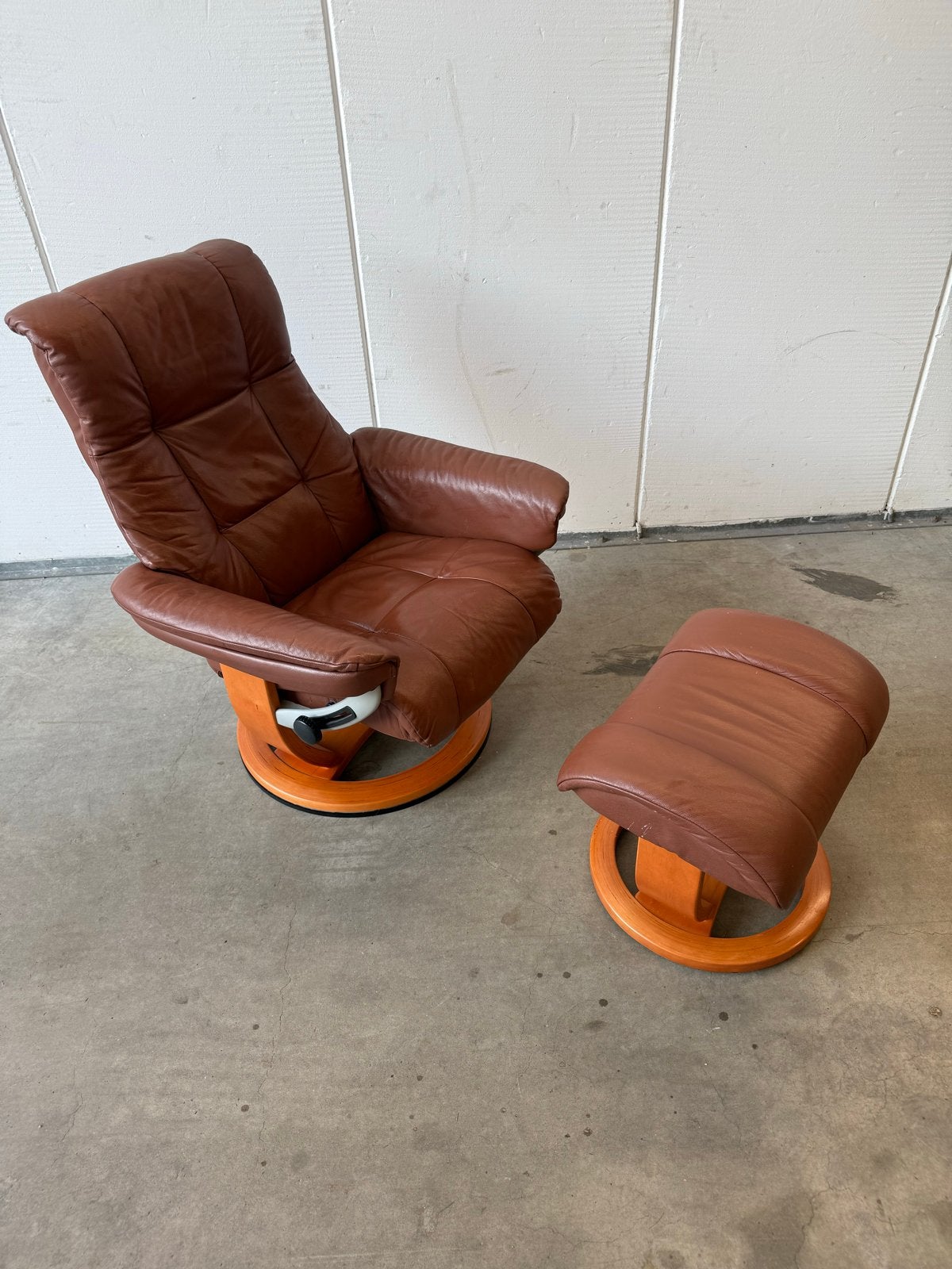 Bruin leren relaxfauteuil met voetenbank - Stressless stijl, Ophalen, Gebruikt, Minder dan 75 cm, Leer