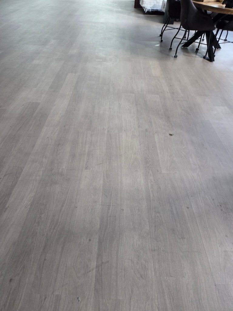 Lichtgrijze laminaatvloer - Zo goed als nieuw, Ophalen, Gebruikt, 50 tot 150 cm, 10 m² of meer