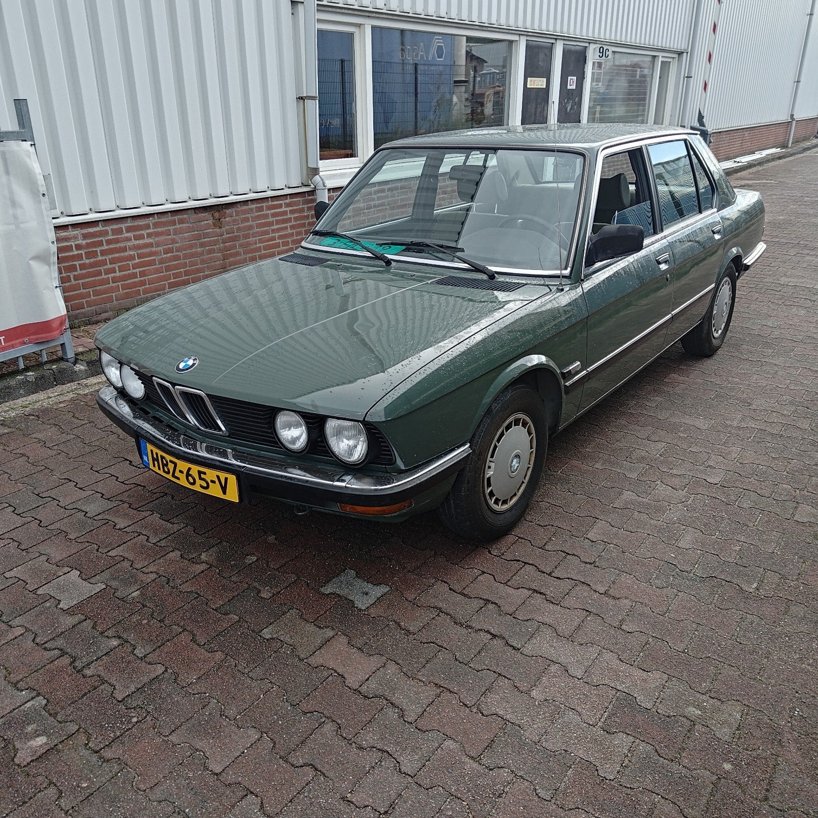 BMW e28 518 1983 5 bak nieuwe apk, Auto's, 4 cilinders, Bedrijf, Handgeschakeld, Grijs