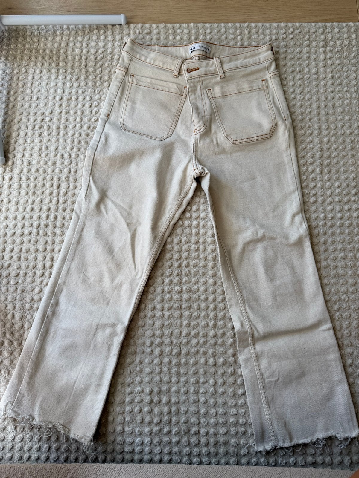 Zara Beige Cropped Jeans Maat 42 met Raw Hem, Kort, Beige, Maat 42/44 (L), Ophalen of Verzenden