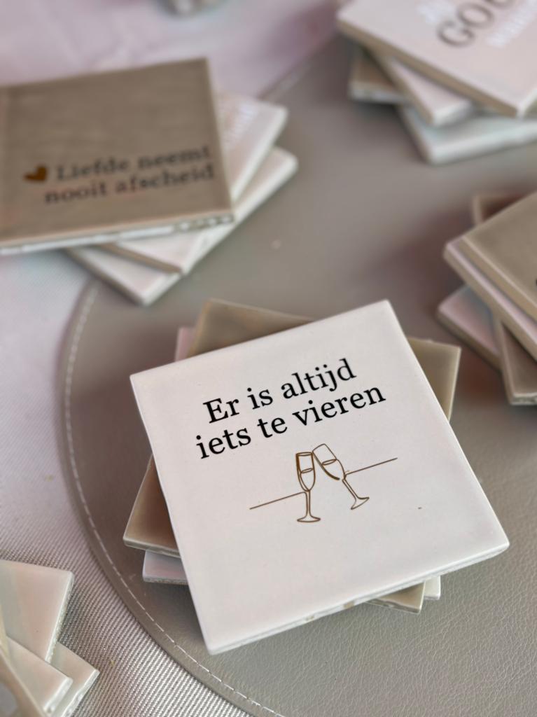 Tegeltje quote/tekst 10x10 cm Er is altijd ietd te vieren, Ophalen of Verzenden, Nieuw, Beige, Steen/keramiek