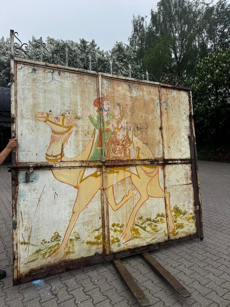 Unieke Indiase metalen poort met handgeschilderde taferelen, Antiek en Kunst, Ophalen