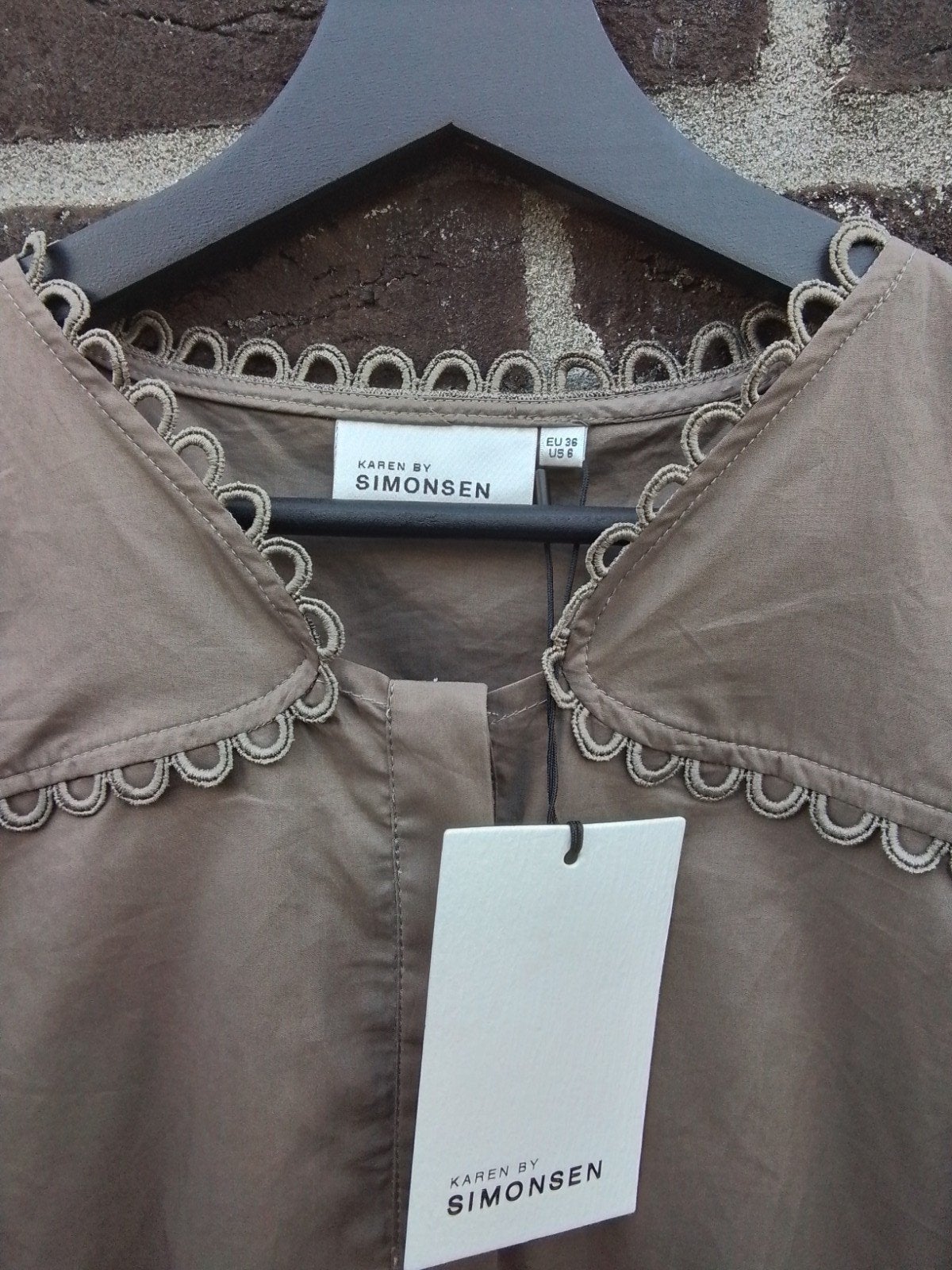 NIEUW!! Blouse  van  Karen by Simonsen  kleur taupe maat 36, Kleding | Dames, Bruin, Verzenden, Nieuw, Driekwart