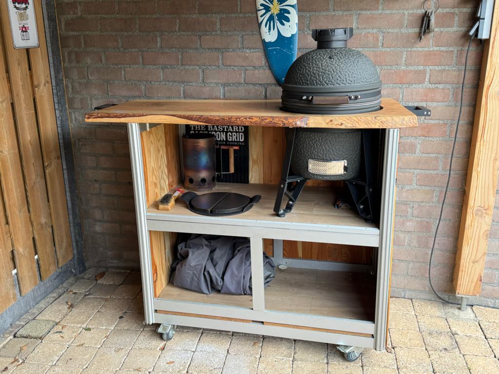 The Bastard Compact Kamado met onderstel en accessoires, Ophalen, Zo goed als nieuw