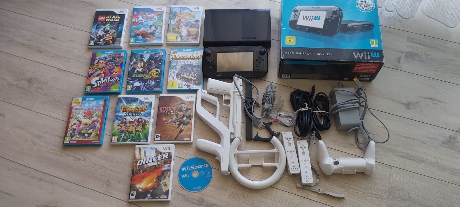 Wii U Premium Pack met 11 games en accessoires, Ophalen of Verzenden, Gebruikt, Met 2 controllers