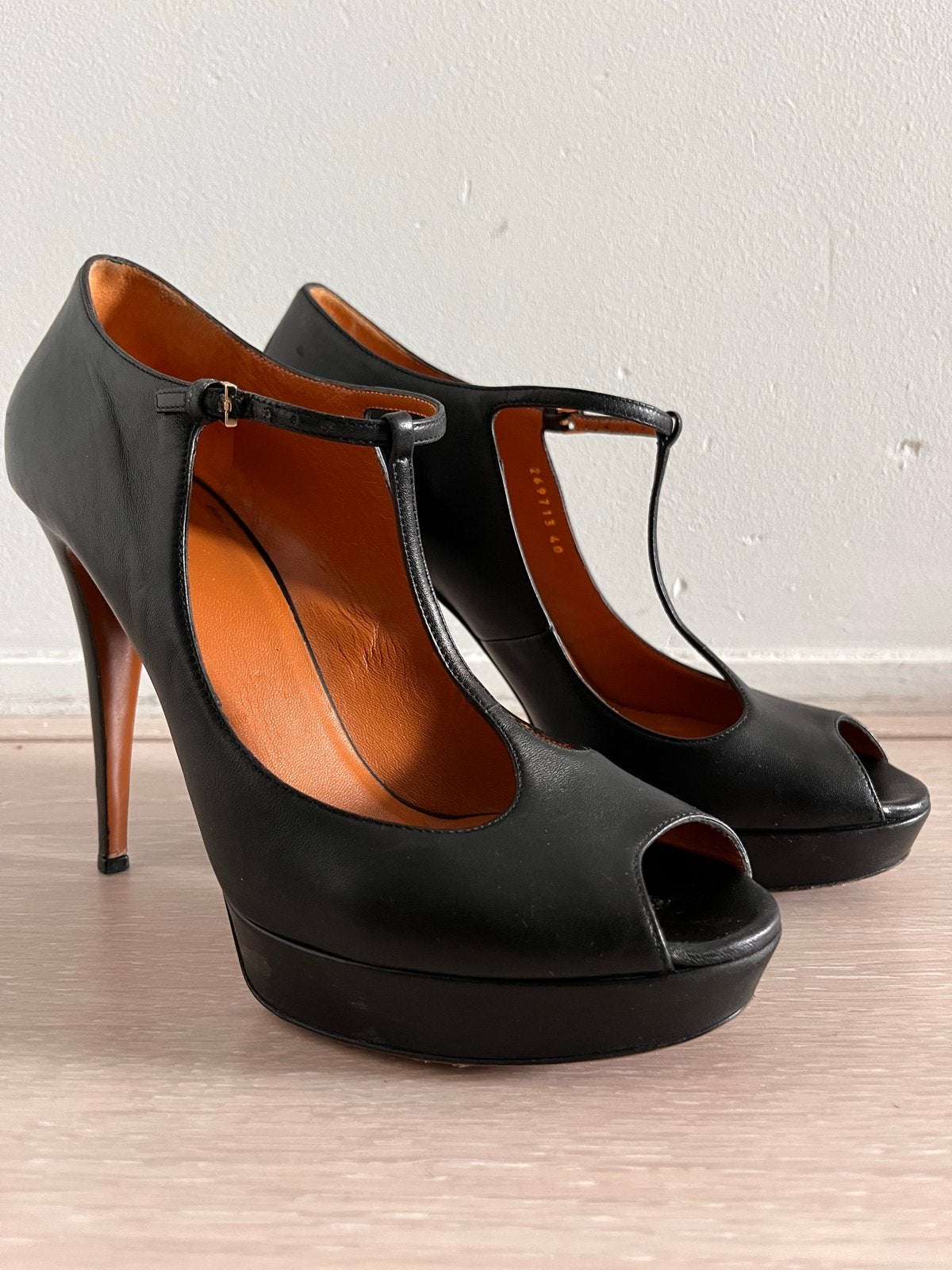 Gucci T-band Peep-toe Pumps Zwart Leer Maat 40, Ophalen of Verzenden, Gedragen, Zwart, Pumps