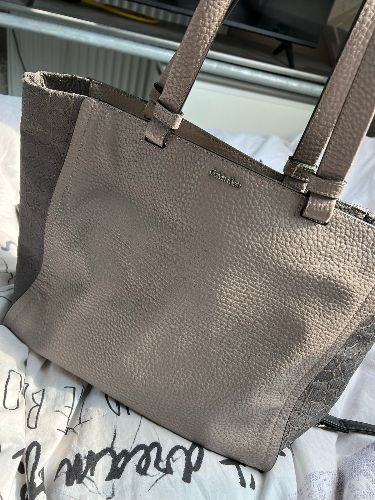 Calvin Klein Handtas - Stijlvol en Ruim, Ophalen of Verzenden, Gebruikt, Grijs, Handtas