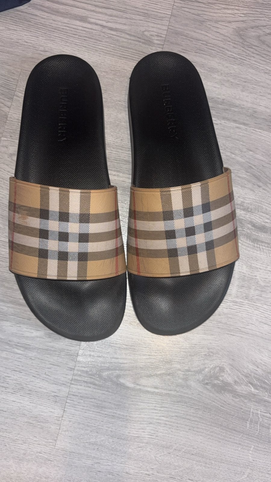Burberry slippers met iconisch ruitpatroon, Ophalen of Verzenden, Gedragen, Beige, Slippers