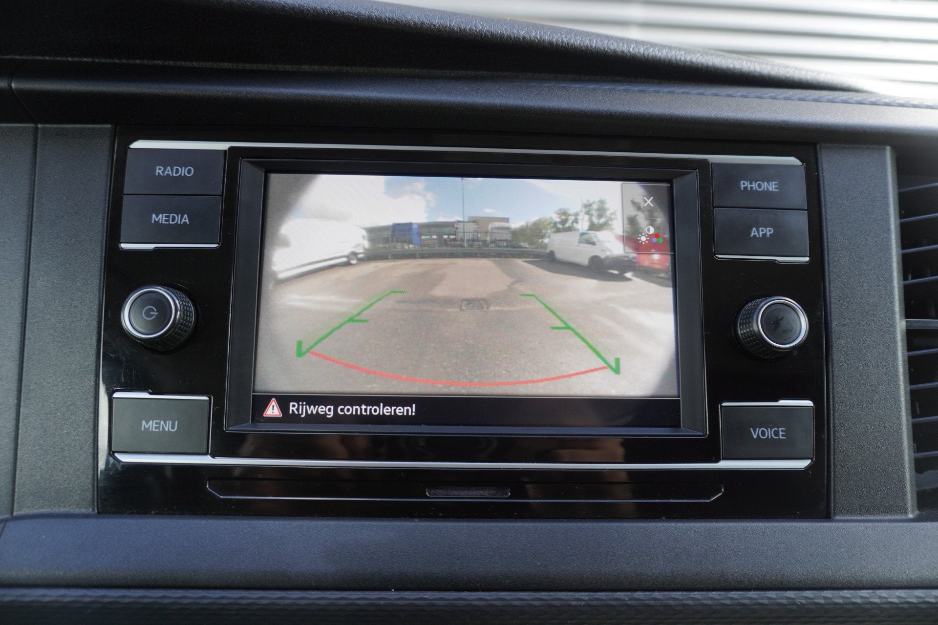 Volkswagen Transporter L2H1 110pk L2H1 Camera Apple Carplay, Auto's, Voorwielaandrijving, Gebruikt, Euro 6, 4 cilinders