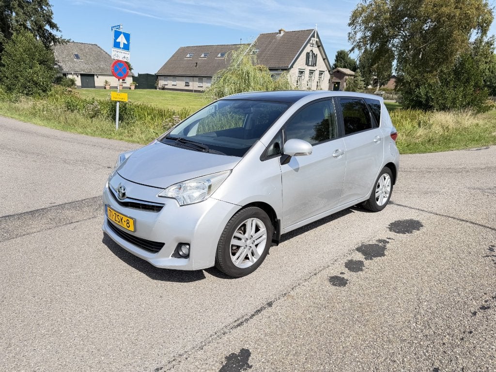 Toyota Verso-S, 1.3  bj.2013 Autom|Camera|Navi|Trekh|Nap., Auto's, Dealer onderhouden, 4 cilinders, 550 kg, Navigatiesysteem