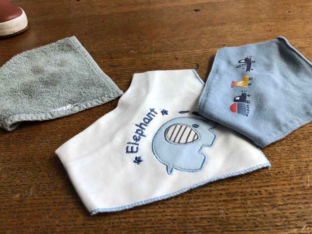 3 leuke slabbetjes voor baby's eerste maanden, Ophalen of Verzenden, Gebruikt