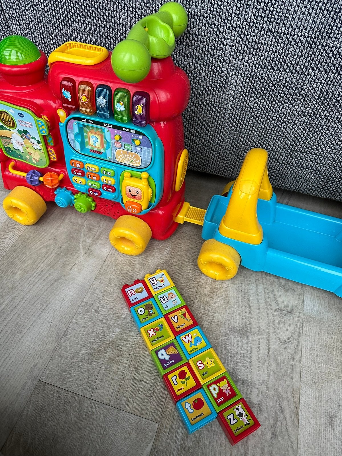 Vtech trein Rijd & Leer Letterlocomotief compleet, Ophalen, Zo goed als nieuw, 6 maanden tot 2 jaar