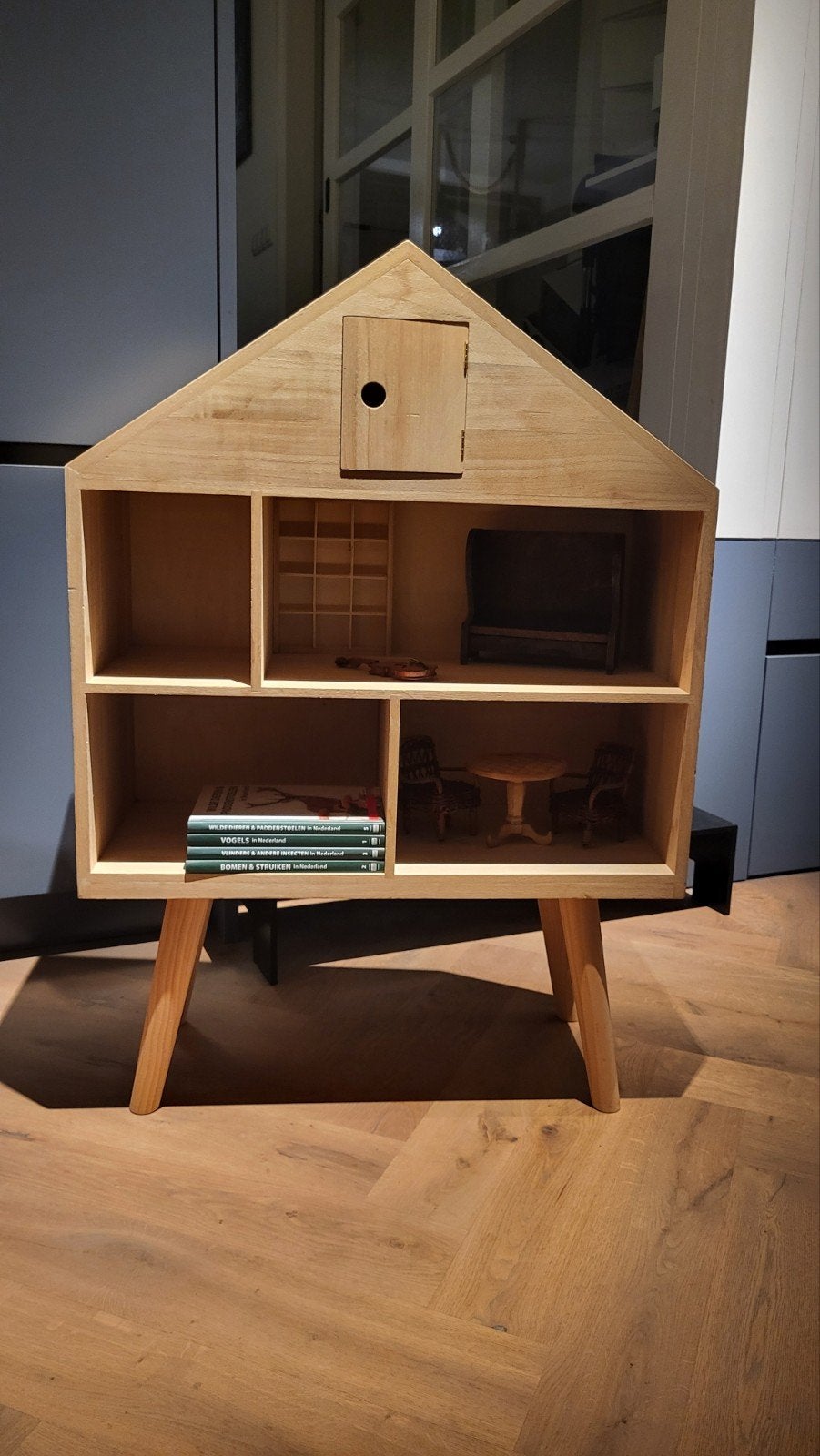 Bloomingville Houten Poppenhuis / Kastje op Poten, Ophalen of Verzenden, Zo goed als nieuw, Kast