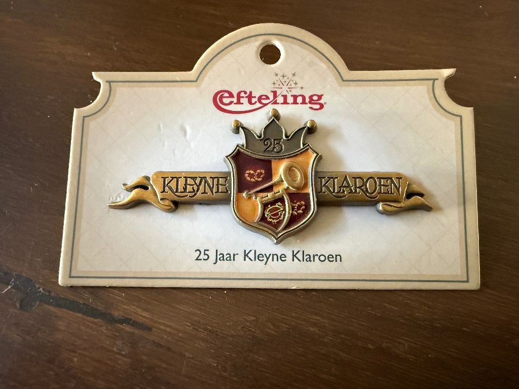 Efteling pin - Jubileum 2025 – 25 jaar Kleyne Klaroen, Ophalen of Verzenden, Nieuw, Button of Speldje