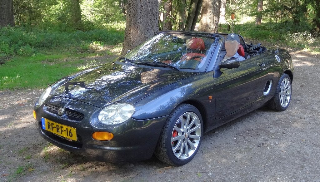 Te koop zeer mooie MG F 1.8 I VVC 1997 Zwart, Achterwielaandrijving, 4 cilinders, Cabriolet, Zwart