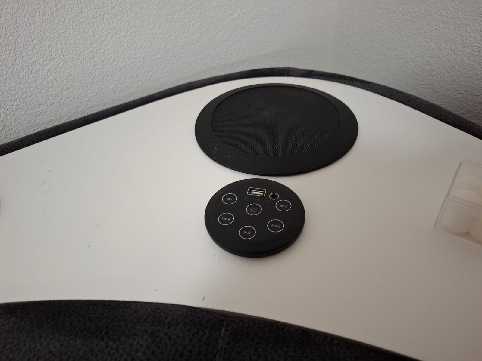 Foto 6 van Moderne grijze fauteuil met witte poten