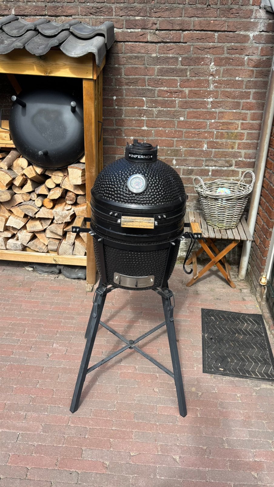 Kamado BBQ Inferno compact, incl onderstel en regenhoes, Tuin en Terras, Houtskoolbarbecues, Ophalen, Gebruikt, Met accessoires