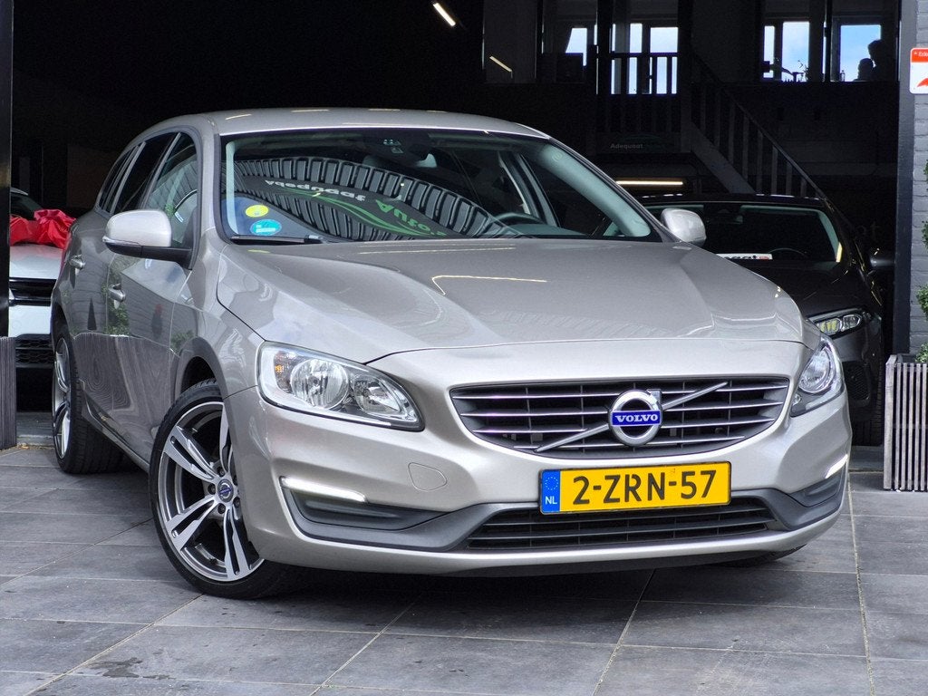 Volvo V60 2.0 D4 Kinetic|APK|NAP|Trekhaak|Automaat|Airco, 4 cilinders, Automatische klimaatregeling, Origineel Nederlands, Diesel