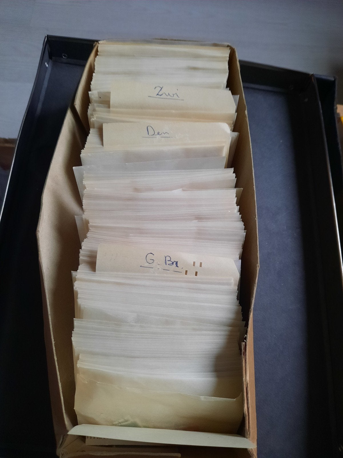 Uitzoek Doos postzegels in pergamijn zakjes, Verzenden